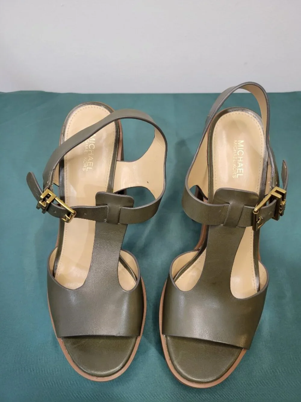 MICHAEL KORS OLIVE LEATHER PLATFORM HEELS 8.5 LIKE NEW